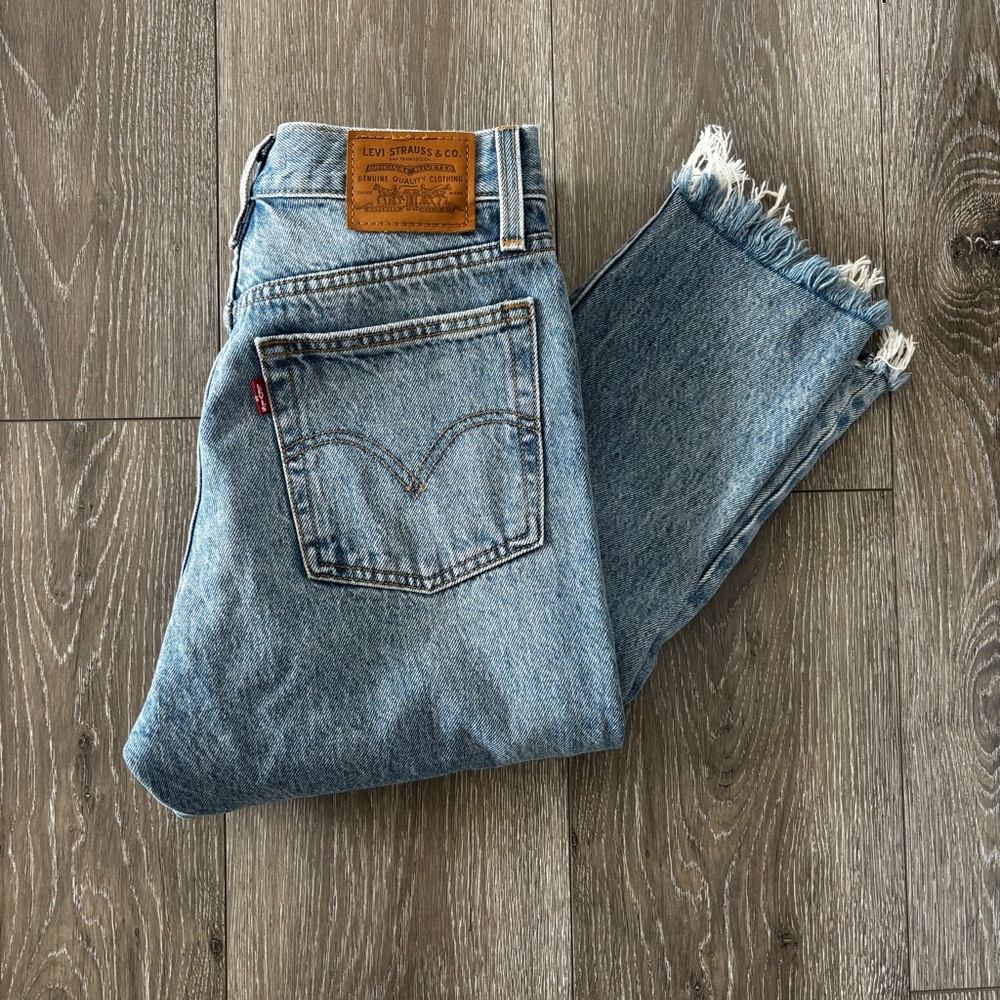 Levi's Women's Light Blue Straight-Leg Jeans with Frayed Hem, size 25